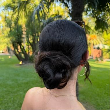Apanhado baixo em cabelo escuro, visto de trás