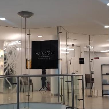 Entrada envidraçada do Hair Core com a placa Susana Barros, Personal Hairstylist