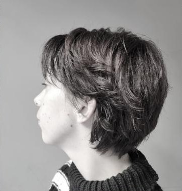 Corte curto com textura, a preto e branco