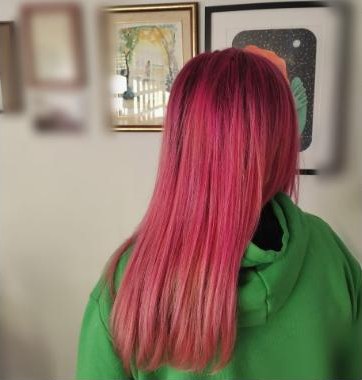 Cabelo comprido pintado em tons de rosa
